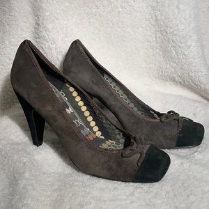 Square toe suede pumps